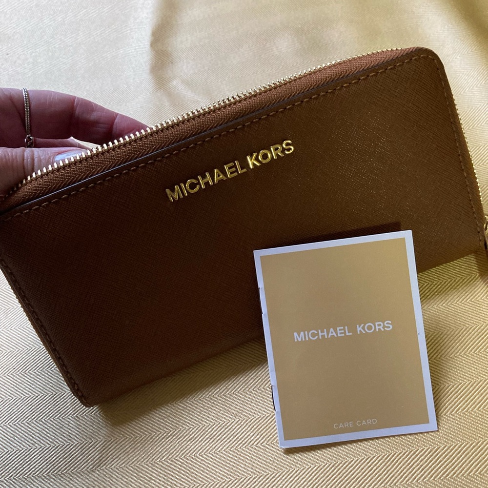 Michael Kohrs Crossbody and matching wallet - Picture 7 of 8